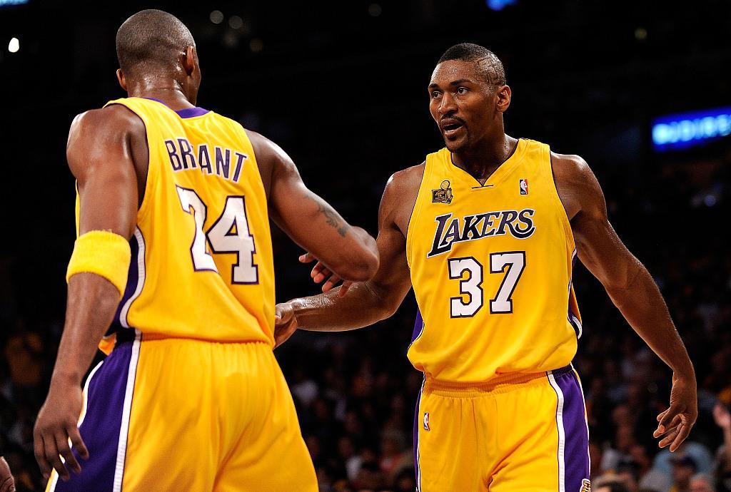 2010年的今天：湖人抢七大战复仇绿军后卫冕总冠军 科比蝉联FMVP