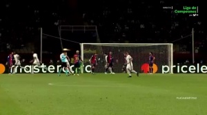 绝不放弃国米进第3球后佩德里捡球小跑至开球点&amp;招呼队友开球