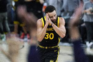 如何始终保持注意力集中？库里打趣晚安动作：我很会打盹儿