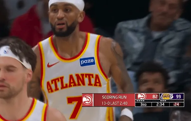 开云体育-亚历山大-沃克底角三分投进，老鹰打出13-0追至17分