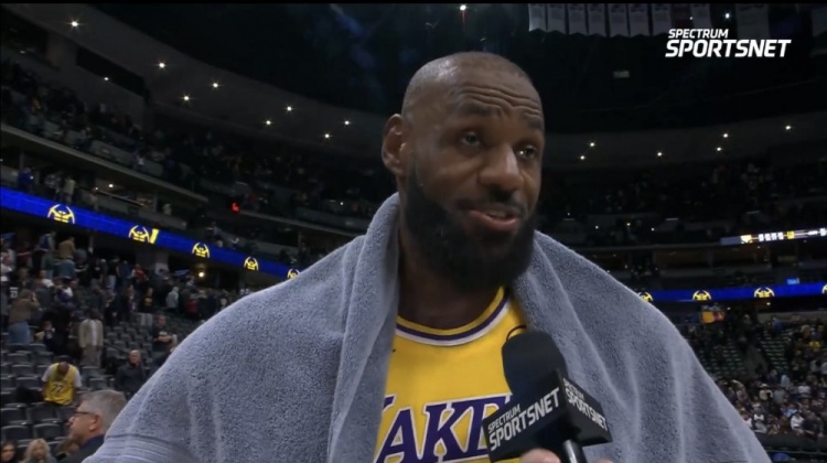 开云在线-詹姆斯：我有太多失误首节就3次 这不像我的风格&amp;下半场我改进了