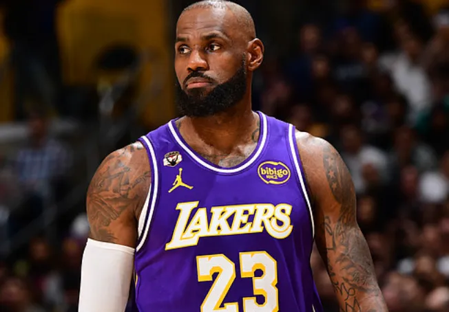 开云体育-詹姆斯目前出战29分钟，投篮10中2得到7分2篮板9助攻7失误