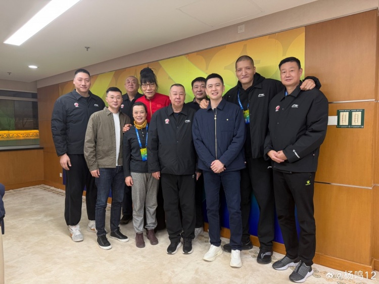 观战CBA俱乐部杯！杨鸣：感谢巴特尔会长邀请 祝内蒙篮球越来越好