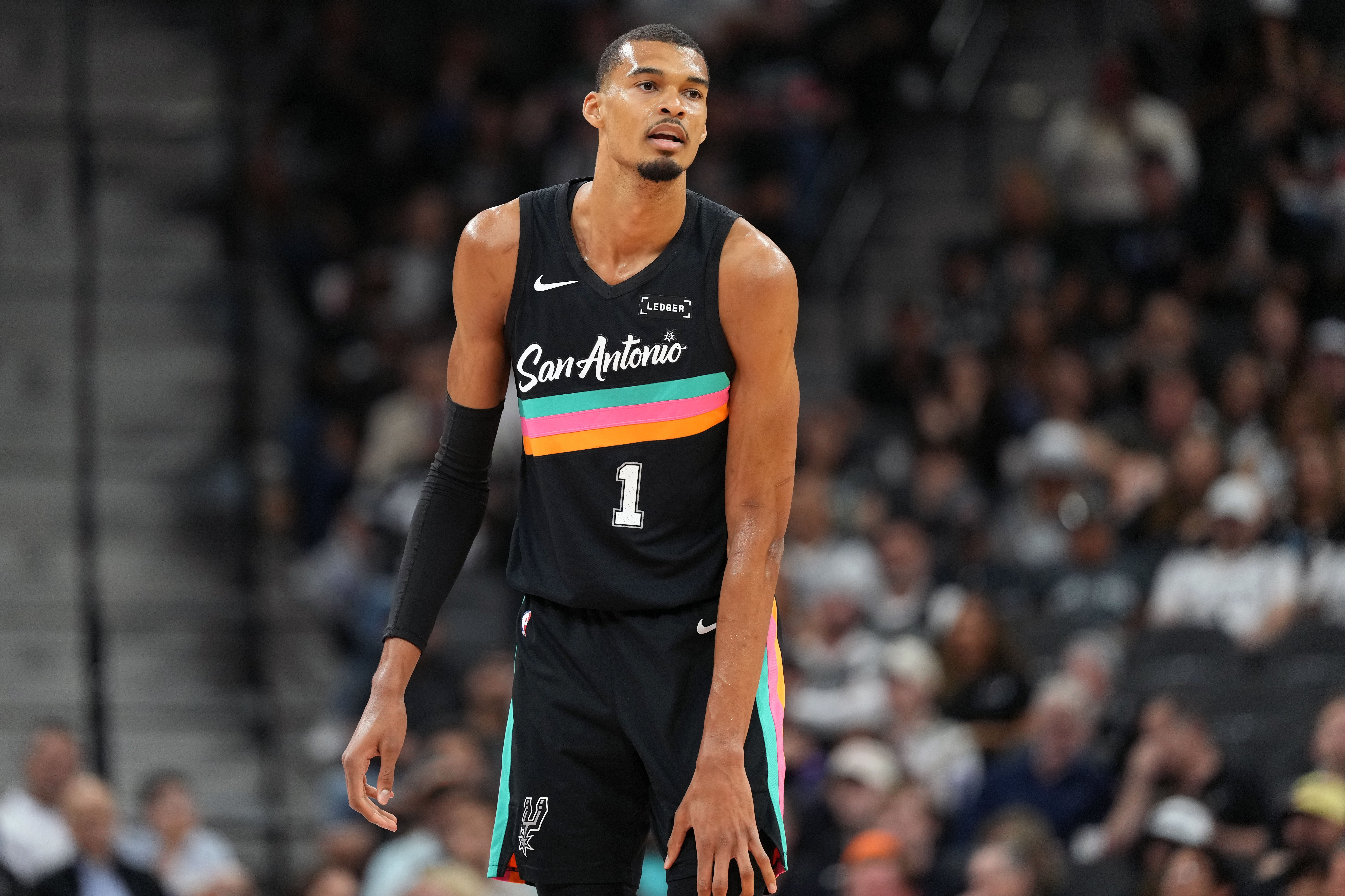 开云APP下载-记者：如果马刺次轮输给掘金 这场轮休文班就是最愚蠢的做法之一